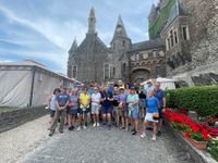 Eine Gruppe von Menschen vor einer Burg